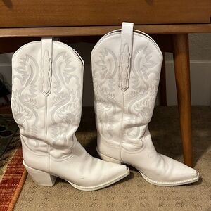 Dagget boot in white Jeffrey Campbell